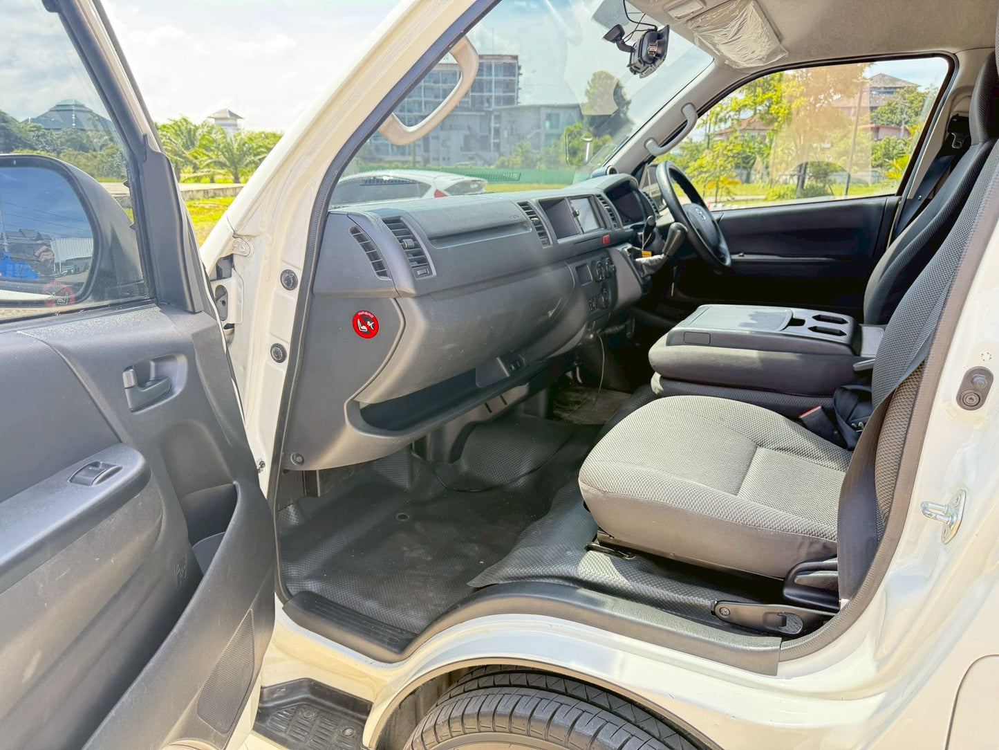 TOYOTA HIACE COMMUTER 3.0 M/T ปี(2016/ 2561 )