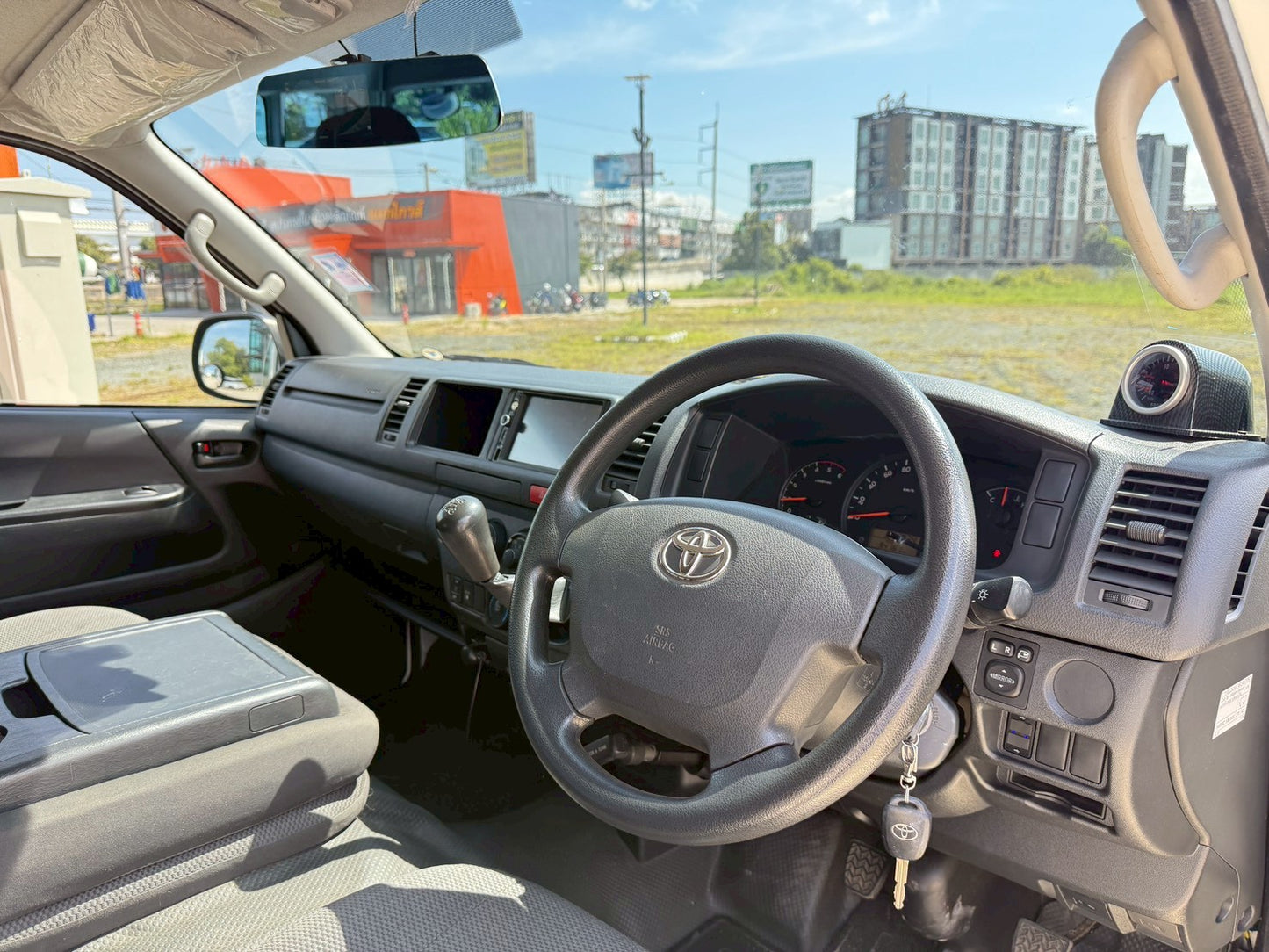TOYOTA HIACE COMMUTER 3.0 M/T ปี(2016/ 2561 )