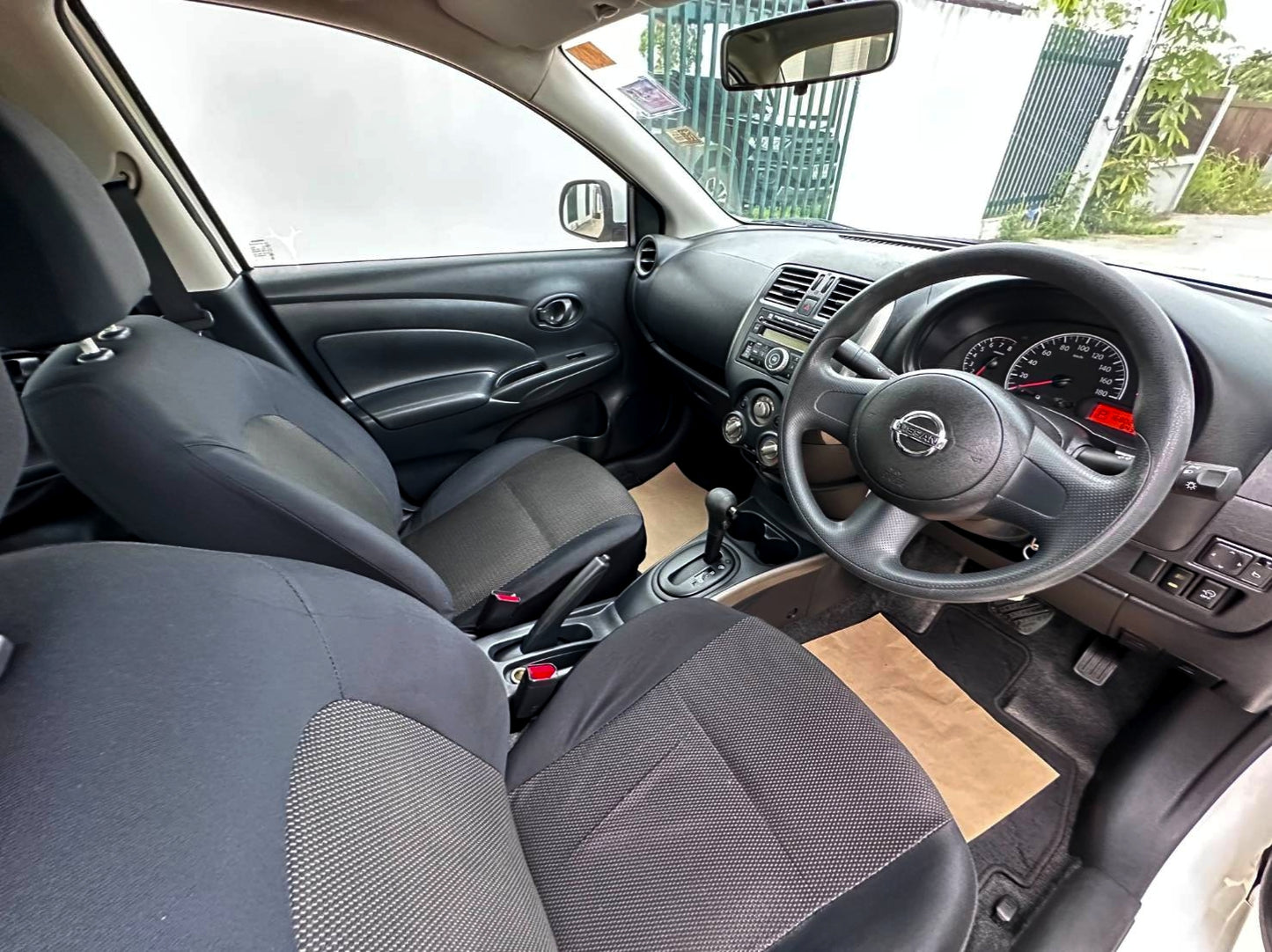Nissan Almera E Auto ปี 2012 จด 13 -เกียร์ออโต้ มือเดียว