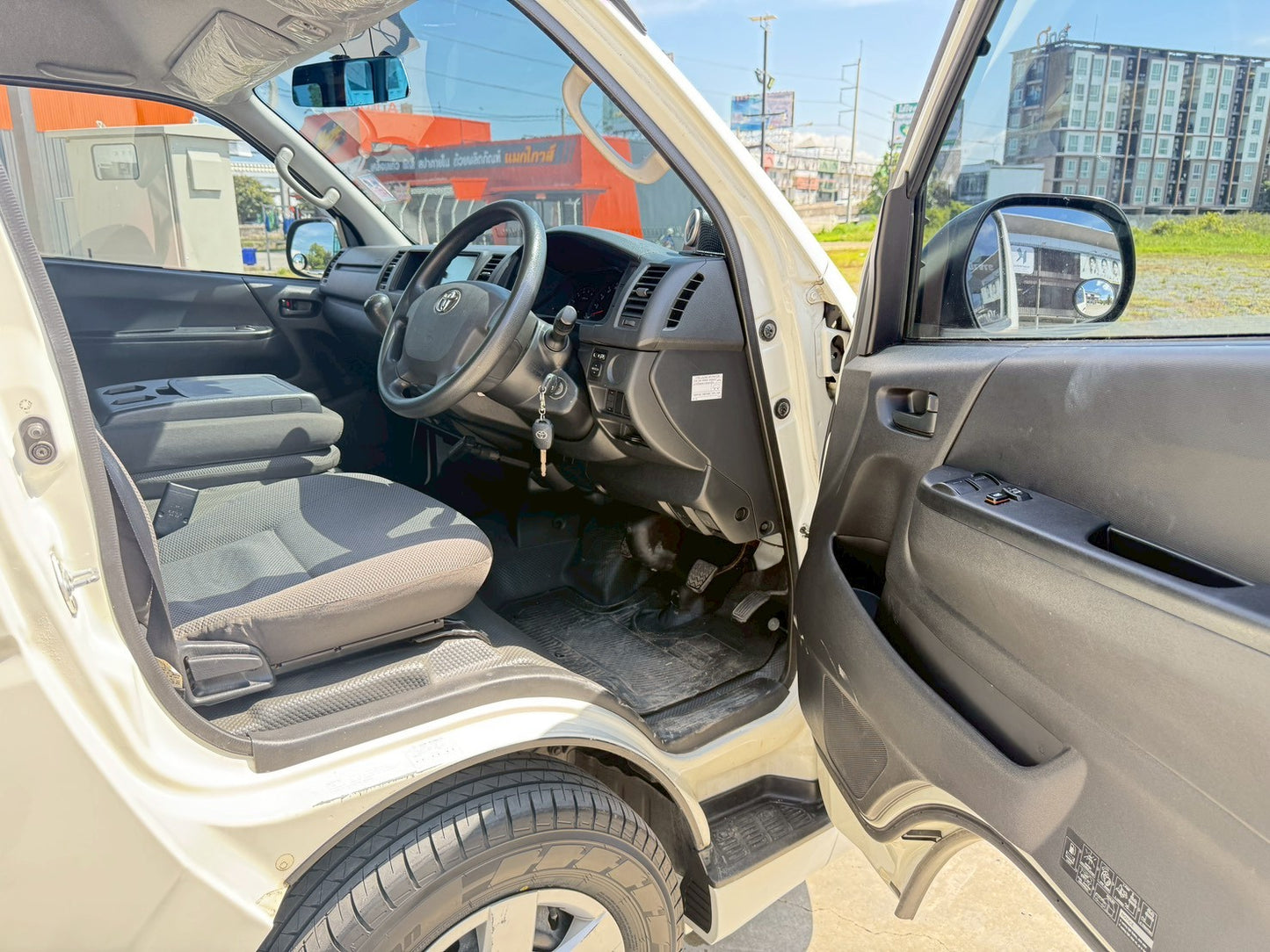 TOYOTA HIACE COMMUTER 3.0 M/T ปี(2016/ 2561 )