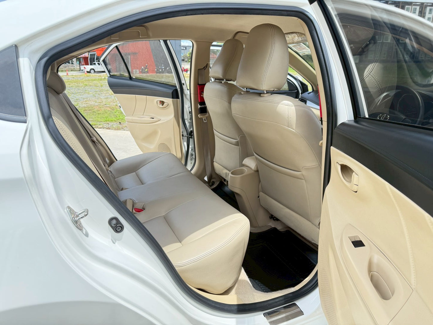 TOYOTA VIOS 1.5E A/T เกียร์ออโต้ 2015/2558