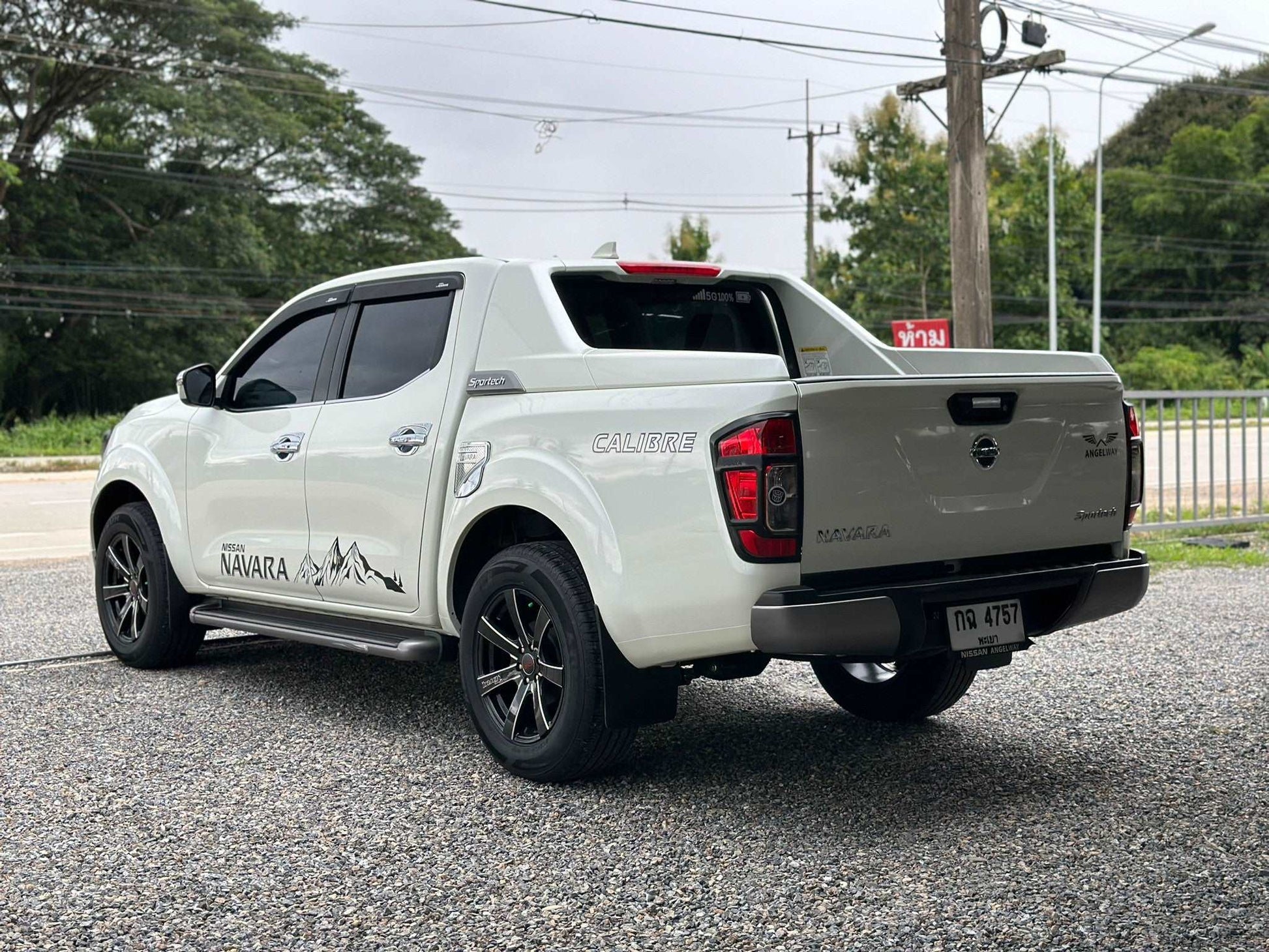 NEW NISSAN NAVARA NP300 2.5 VL CALIBRE SPORTECH สี่ประตู ปี2017