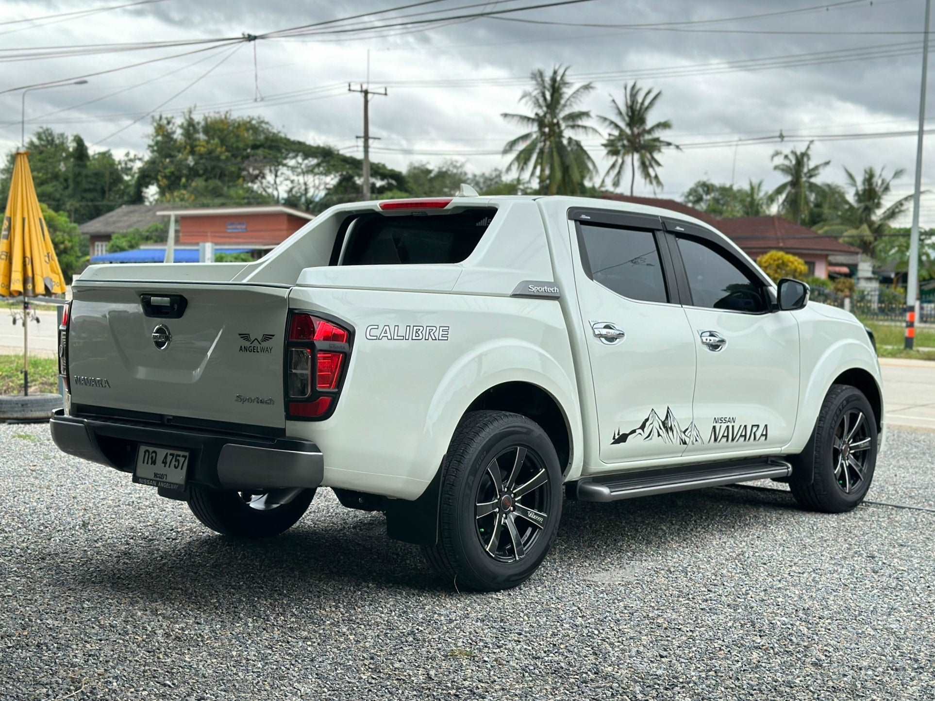 NEW NISSAN NAVARA NP300 2.5 VL CALIBRE SPORTECH สี่ประตู ปี2017