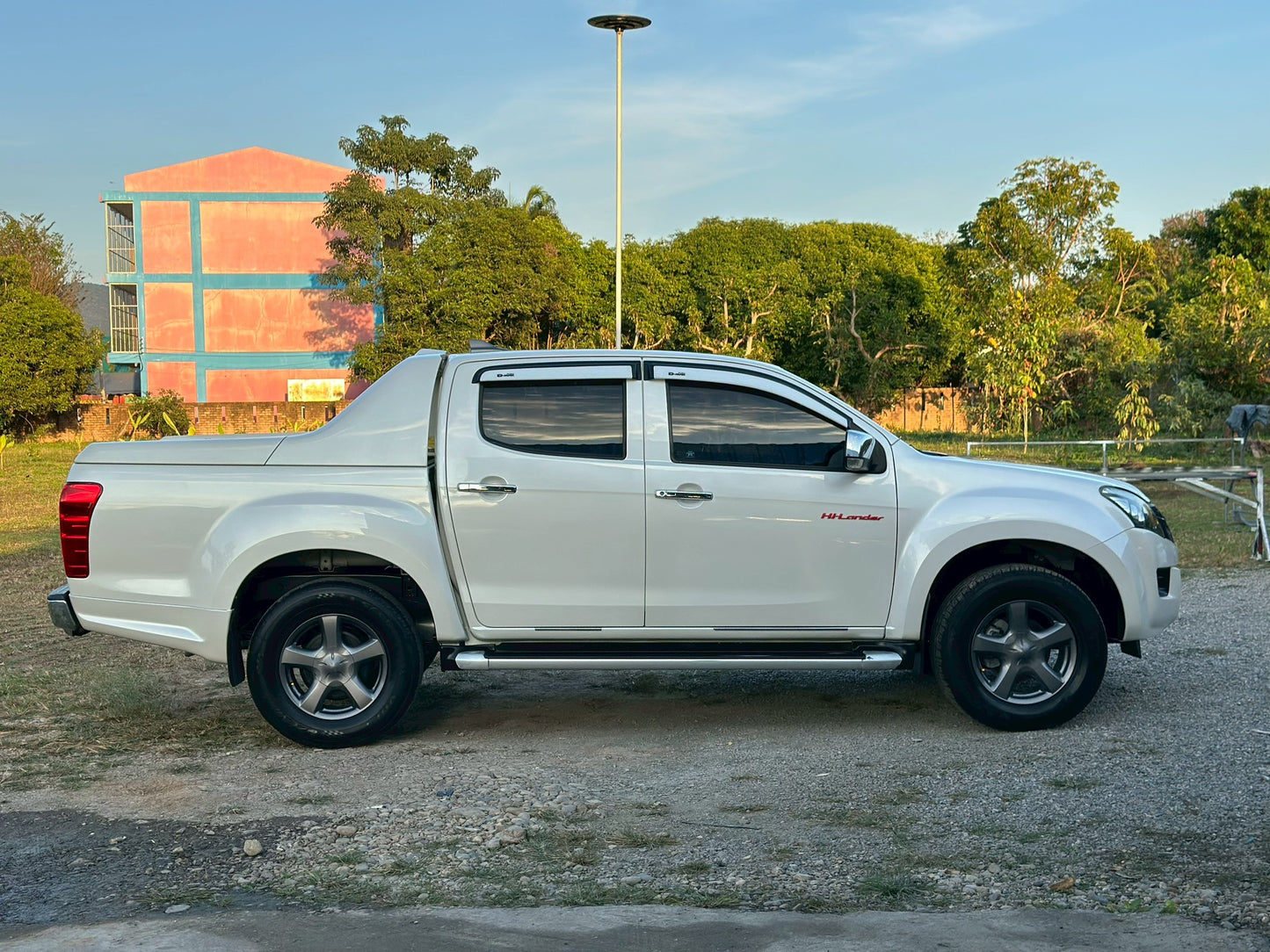 ISUZU D-MAX All New Double Cab X-Series
2.5 Z-Prestige DDI-VGS เกียร์ออโต้

ปี 2012 / 2556