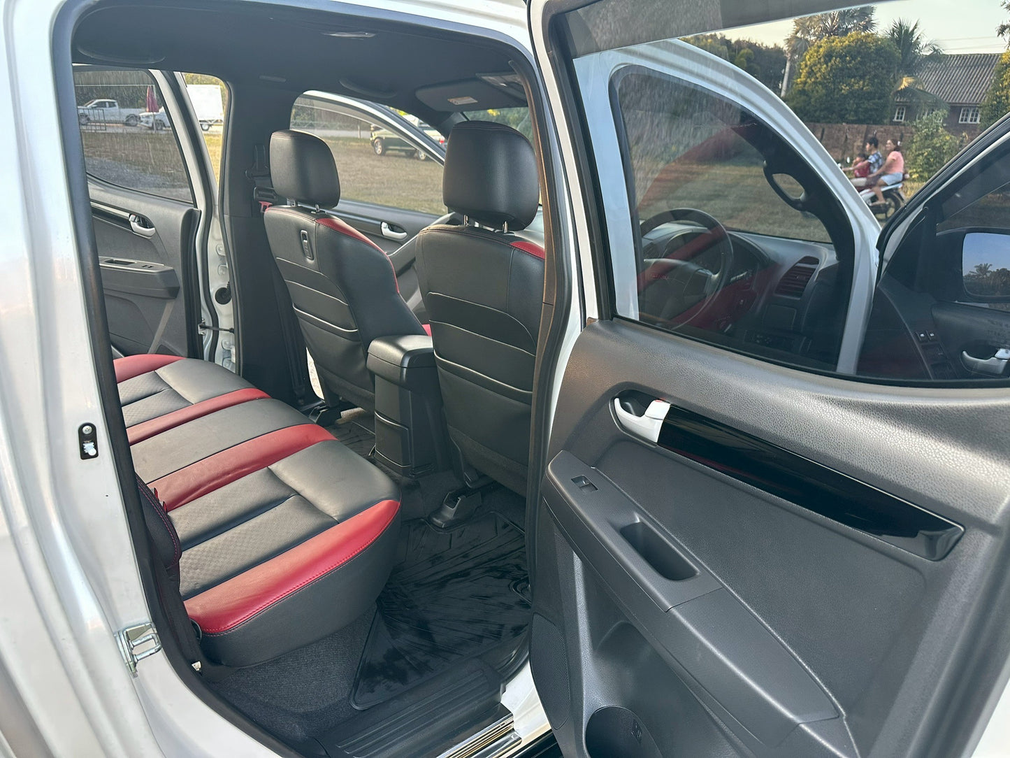 ISUZU D-MAX All New Double Cab X-Series
2.5 Z-Prestige DDI-VGS เกียร์ออโต้

ปี 2012 / 2556