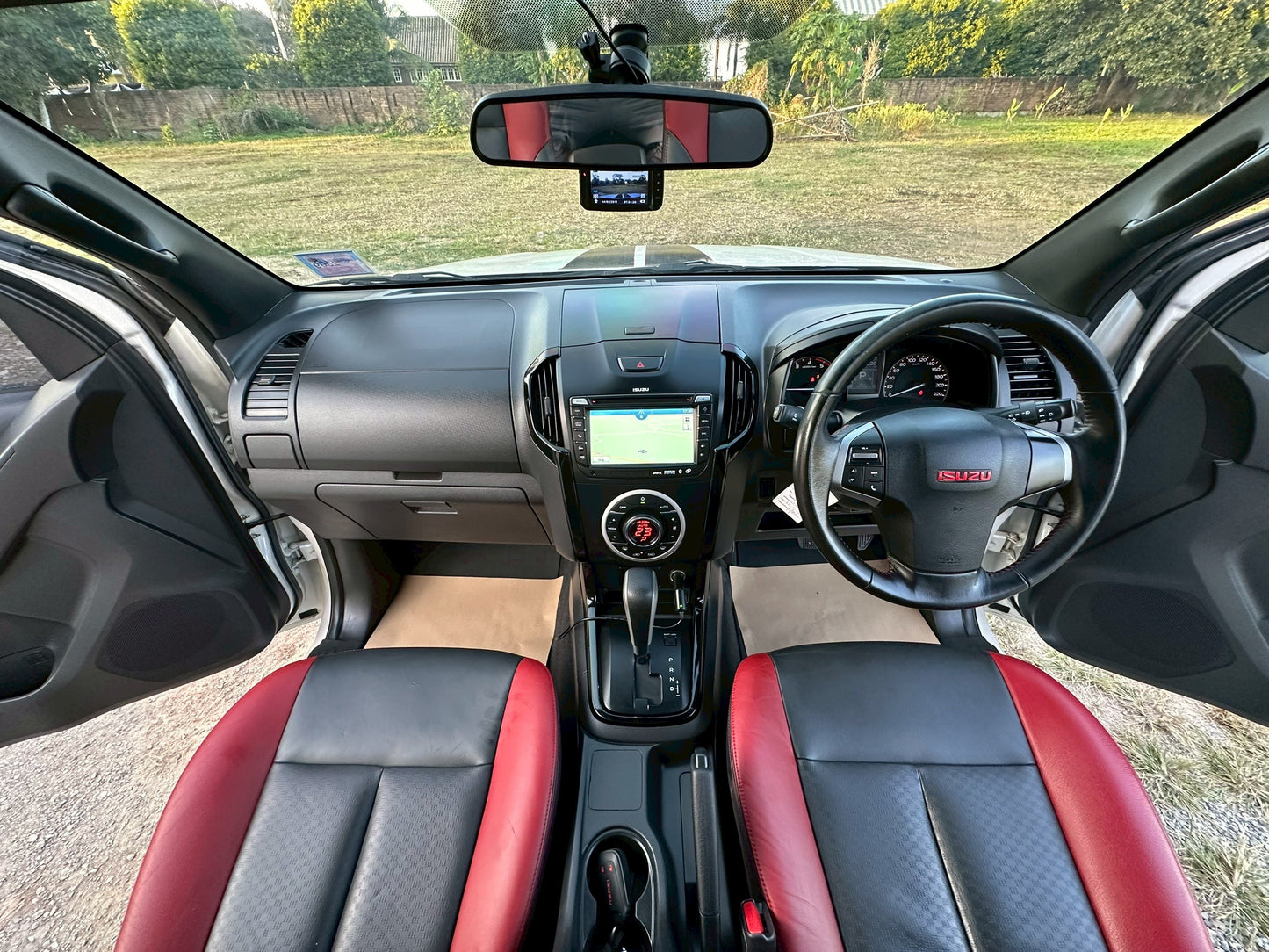 ISUZU D-MAX All New Double Cab X-Series
2.5 Z-Prestige DDI-VGS เกียร์ออโต้

ปี 2012 / 2556