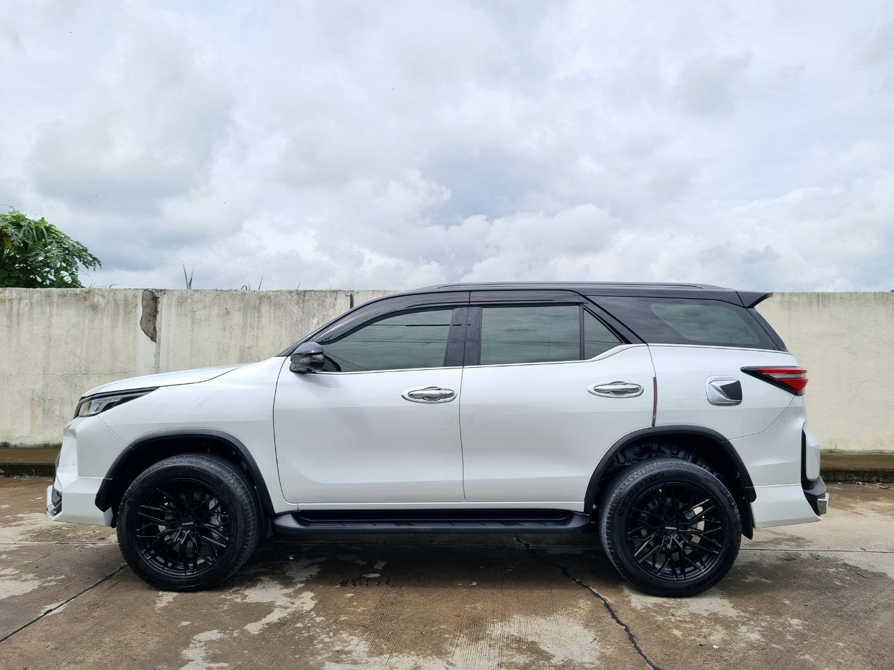 Toyota Fortuner Legender 2.4 Auto ดีเซล ขับ 2 Two-Tone สีขาวมุก รุ่นท็อป ปี2566/2023