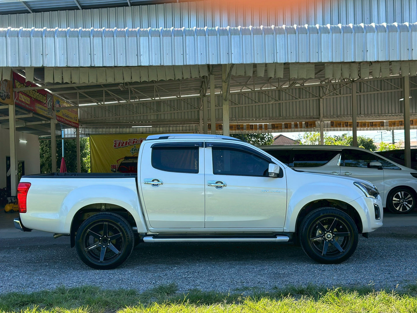 ISUZU D-MAX Hi-LANDER Blue power CAB-4 1.9 Z-Ddi (MNC)A/T 2017 / 2560