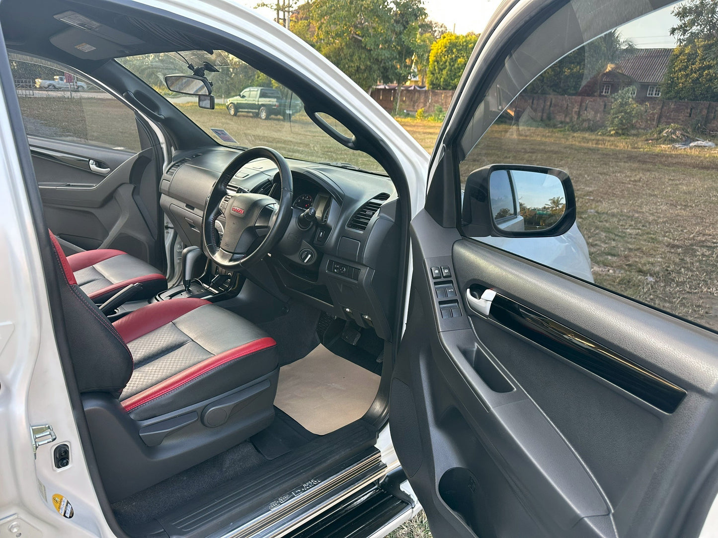 ISUZU D-MAX All New Double Cab X-Series
2.5 Z-Prestige DDI-VGS เกียร์ออโต้

ปี 2012 / 2556