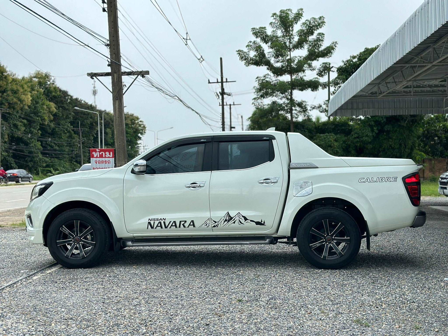 NEW NISSAN NAVARA NP300 2.5 VL CALIBRE SPORTECH สี่ประตู ปี2017