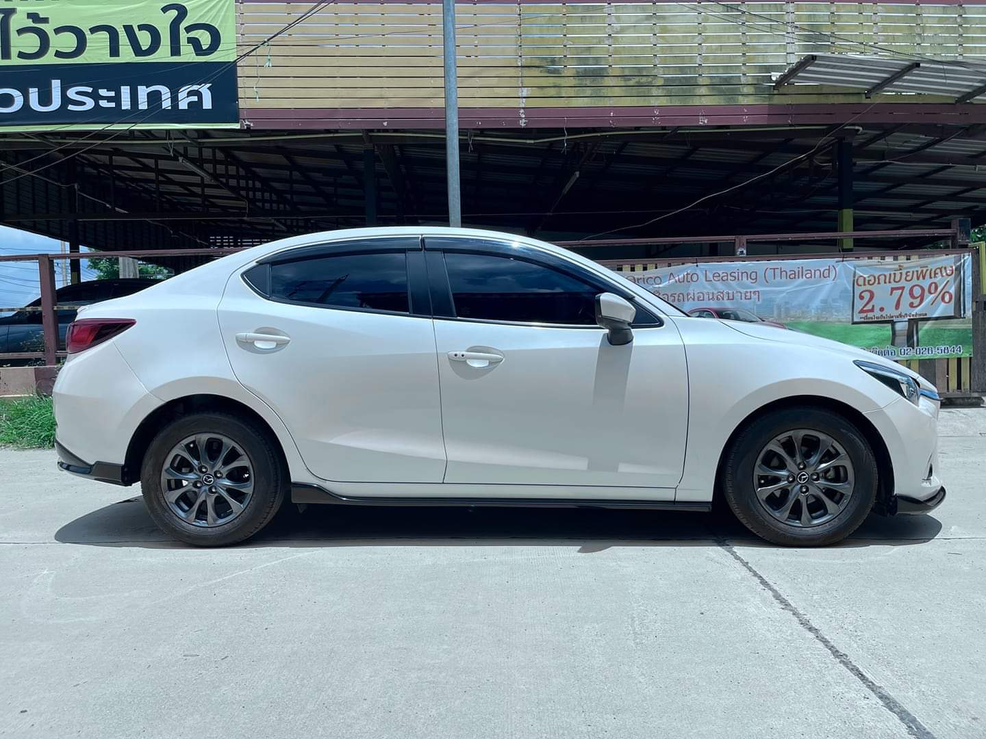 Mazda2 SkyActive High Plus Sedan สีขาวมุก เกียร์ออโต้ ปี 2562