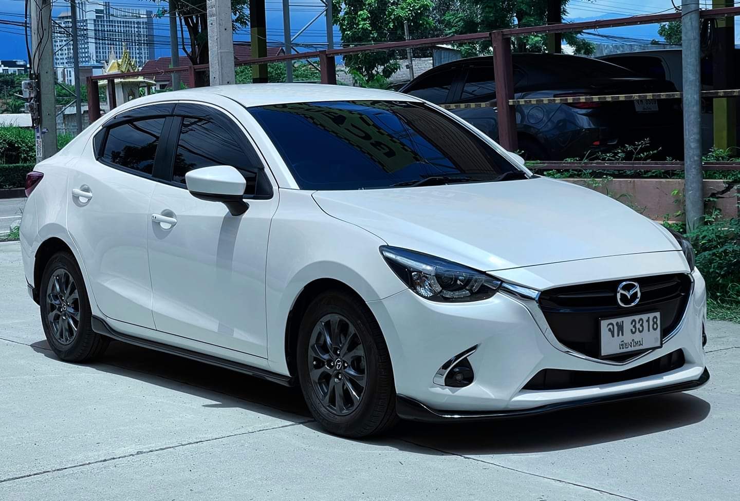 Mazda2 SkyActive High Plus Sedan สีขาวมุก เกียร์ออโต้ ปี 2562