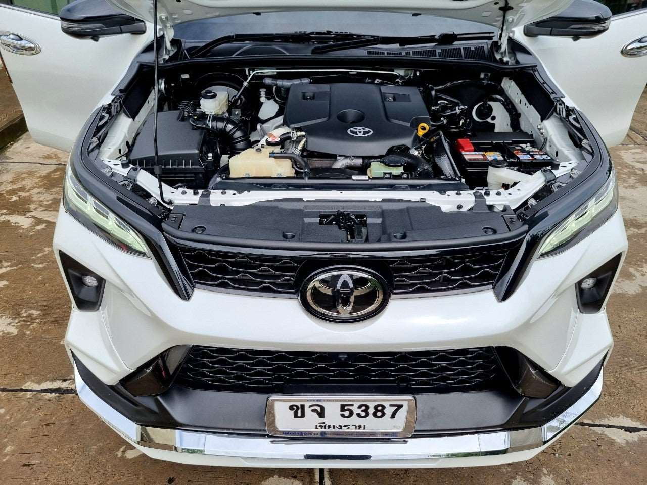 Toyota Fortuner Legender 2.4 Auto ดีเซล ขับ 2 Two-Tone สีขาวมุก รุ่นท็อป ปี2566/2023