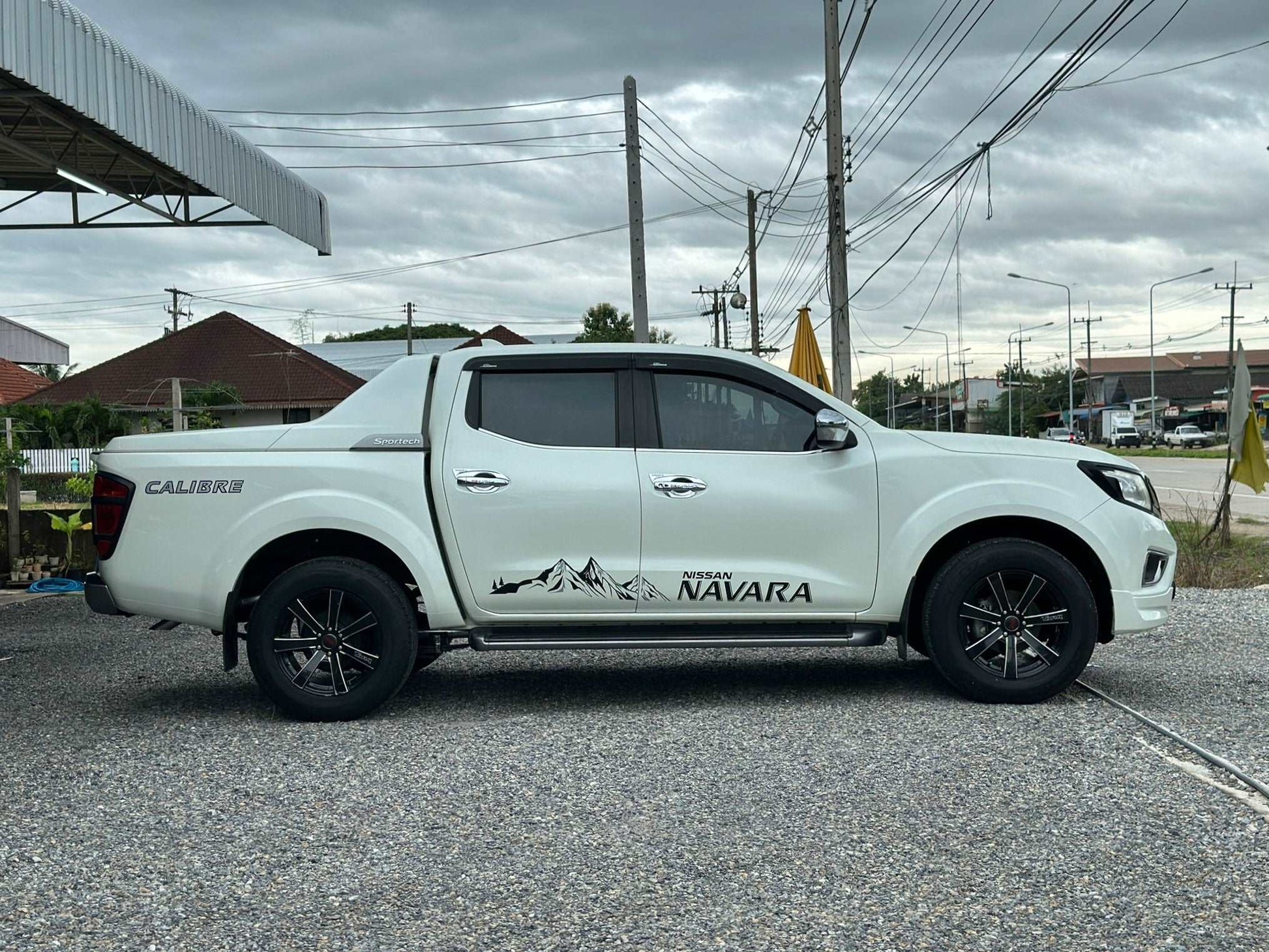 NEW NISSAN NAVARA NP300 2.5 VL CALIBRE SPORTECH สี่ประตู ปี2017