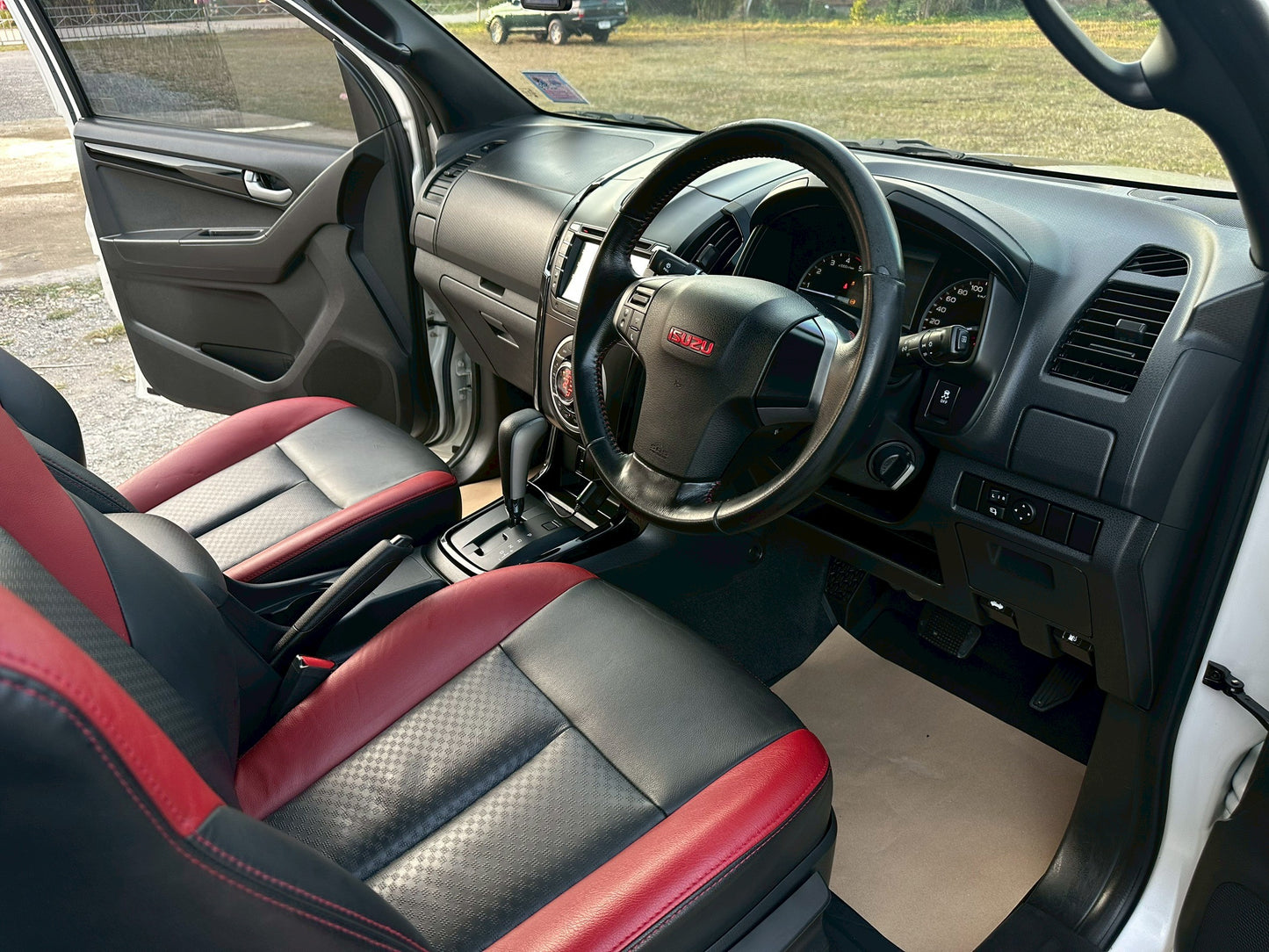 ISUZU D-MAX All New Double Cab X-Series
2.5 Z-Prestige DDI-VGS เกียร์ออโต้

ปี 2012 / 2556