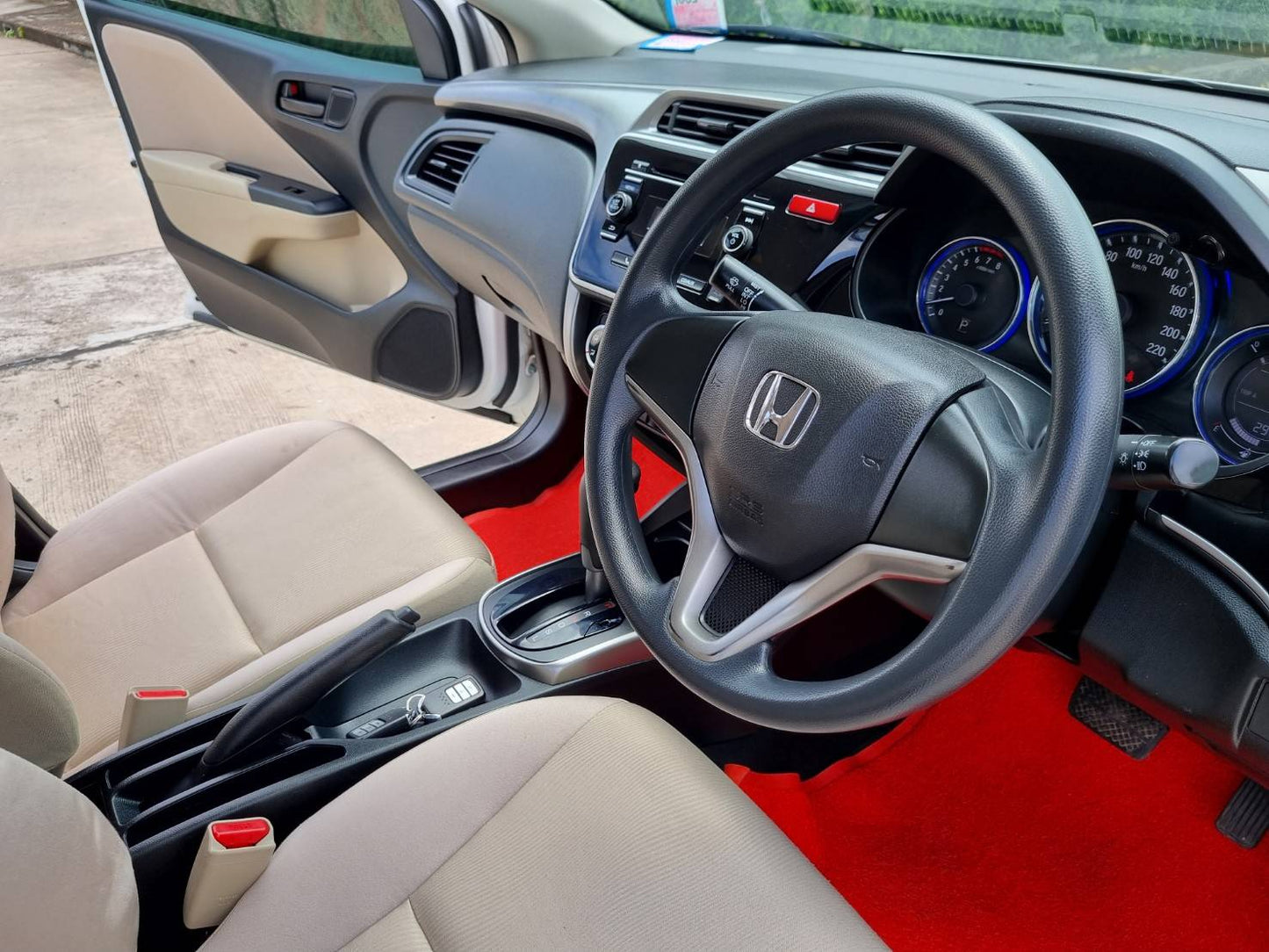 Honda City V Auto
ปี 2016 สีขาว