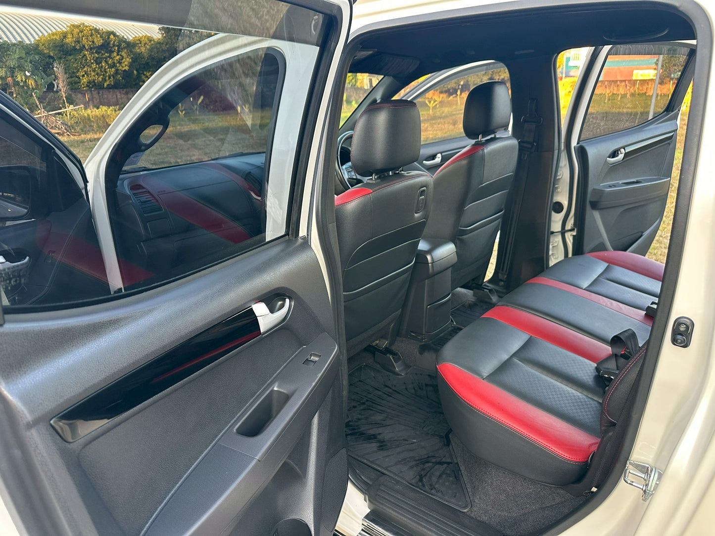 ISUZU D-MAX All New Double Cab X-Series
2.5 Z-Prestige DDI-VGS เกียร์ออโต้

ปี 2012 / 2556