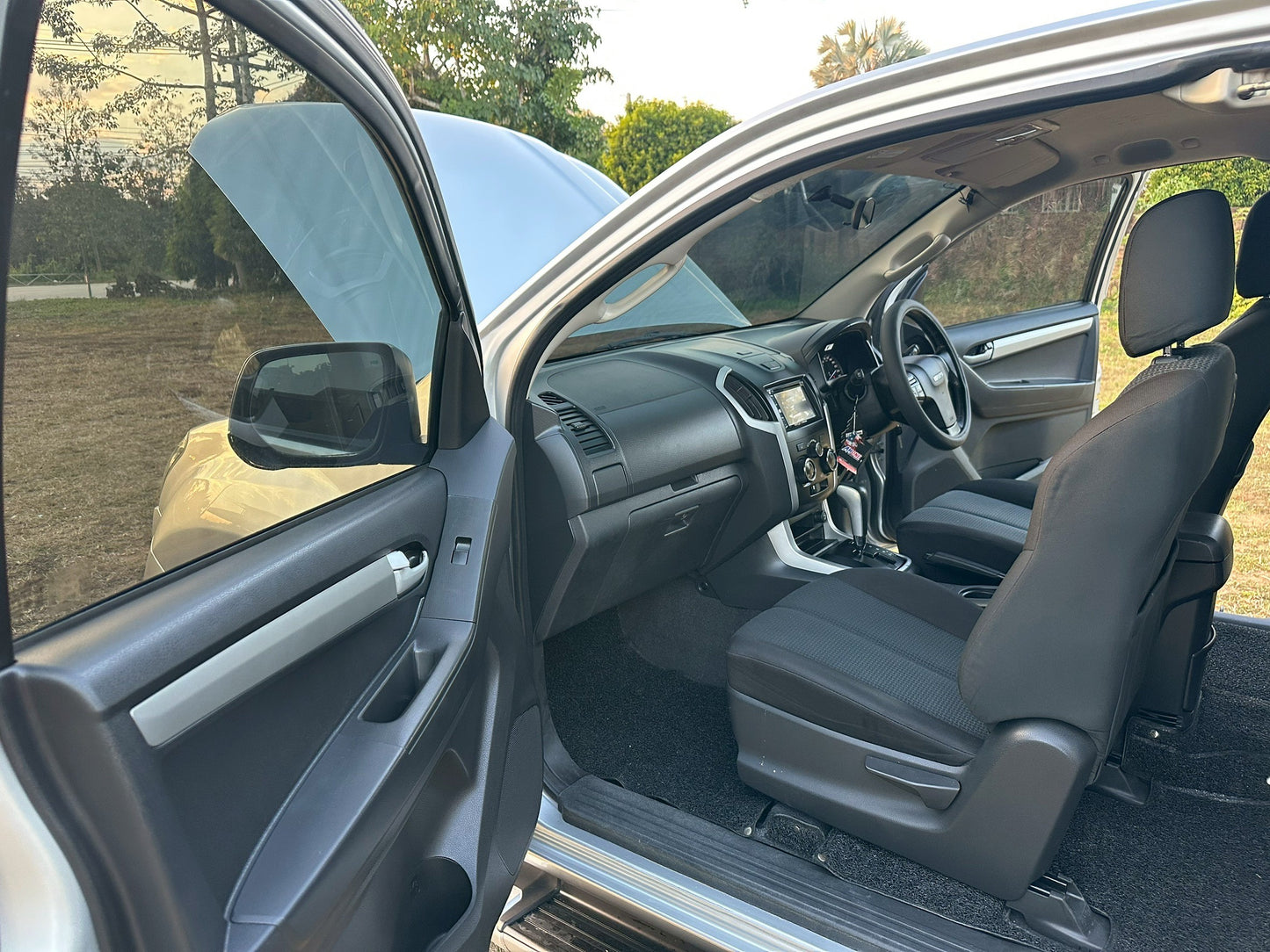 All new Dmax cab 2.5 Z-prestige DDI-VGS เกียร์ออโต้ 2012