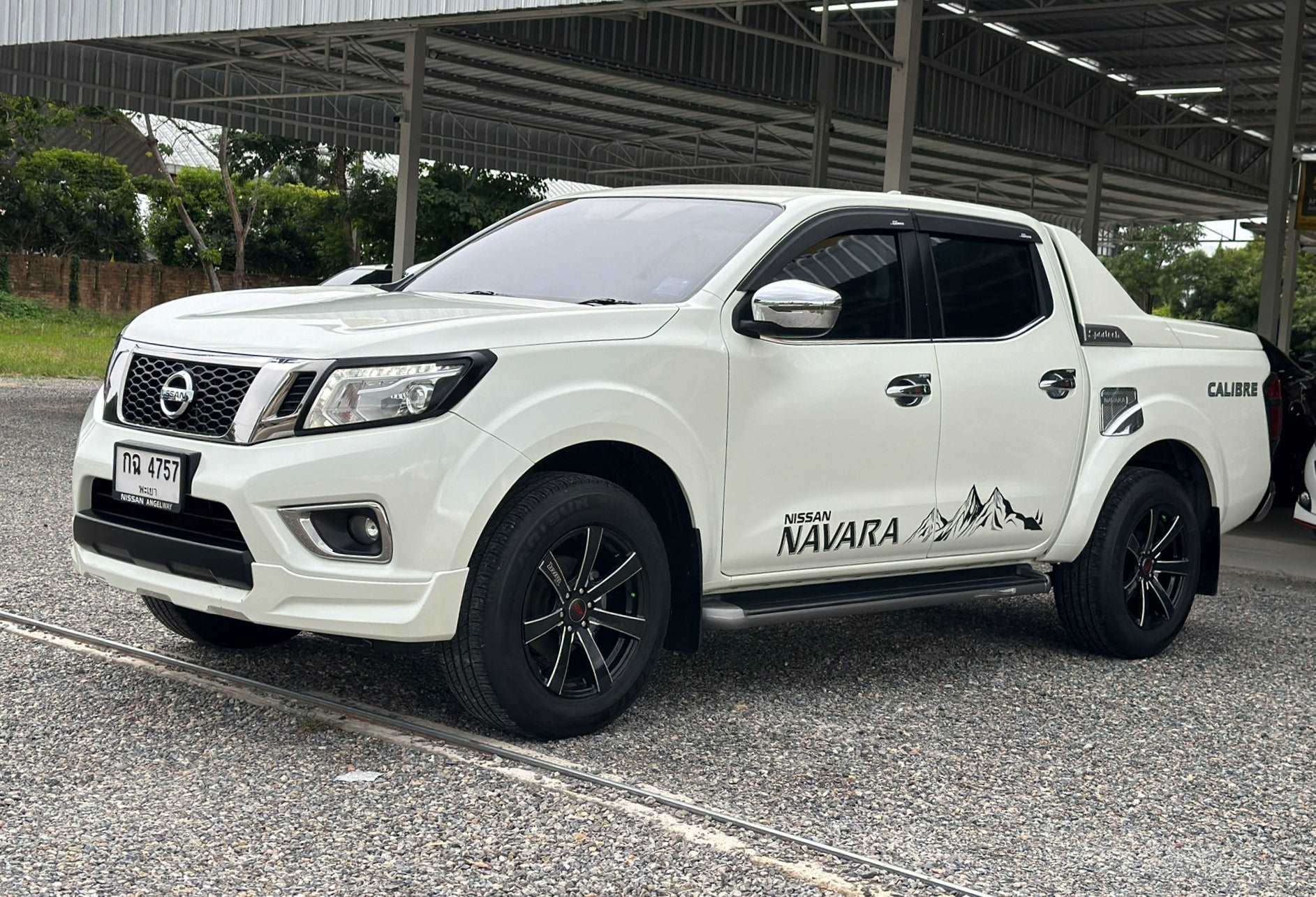 NEW NISSAN NAVARA NP300 2.5 VL CALIBRE SPORTECH สี่ประตู ปี2017