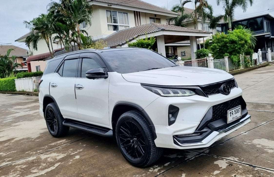 Toyota Fortuner Legender 2.4 Auto ดีเซล ขับ 2 Two-Tone สีขาวมุก รุ่นท็อป ปี2566/2023