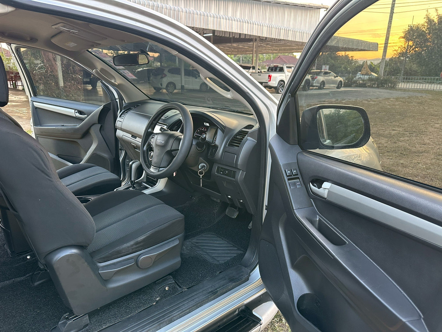 All new Dmax cab 2.5 Z-prestige DDI-VGS เกียร์ออโต้ 2012