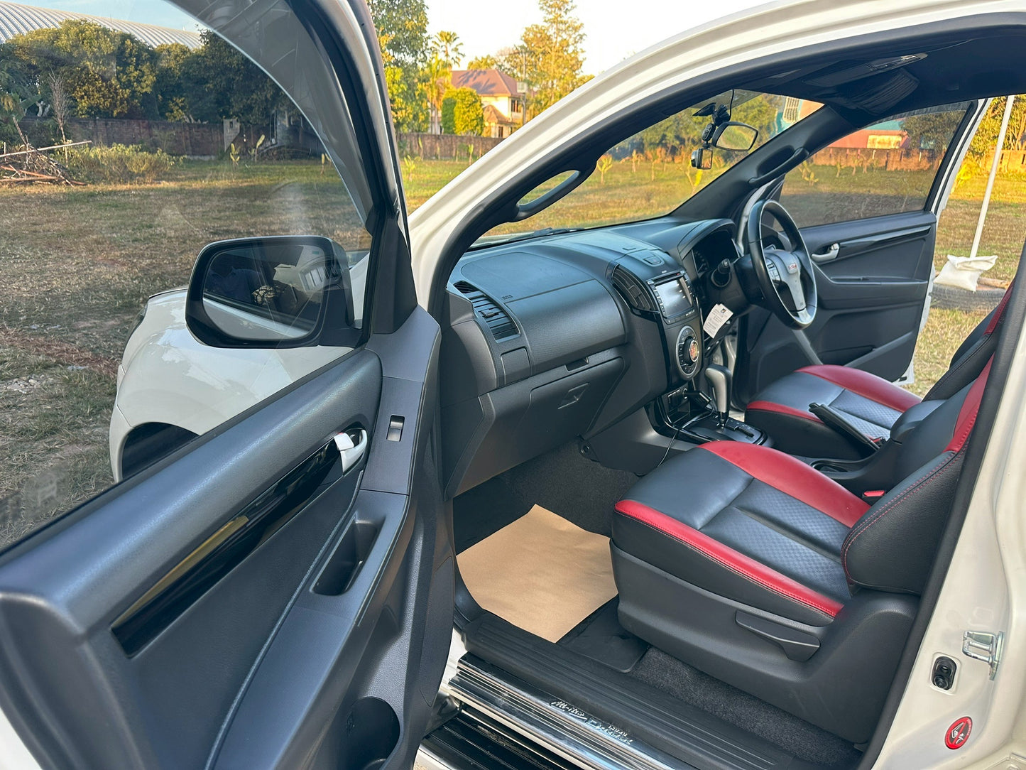 ISUZU D-MAX All New Double Cab X-Series
2.5 Z-Prestige DDI-VGS เกียร์ออโต้

ปี 2012 / 2556